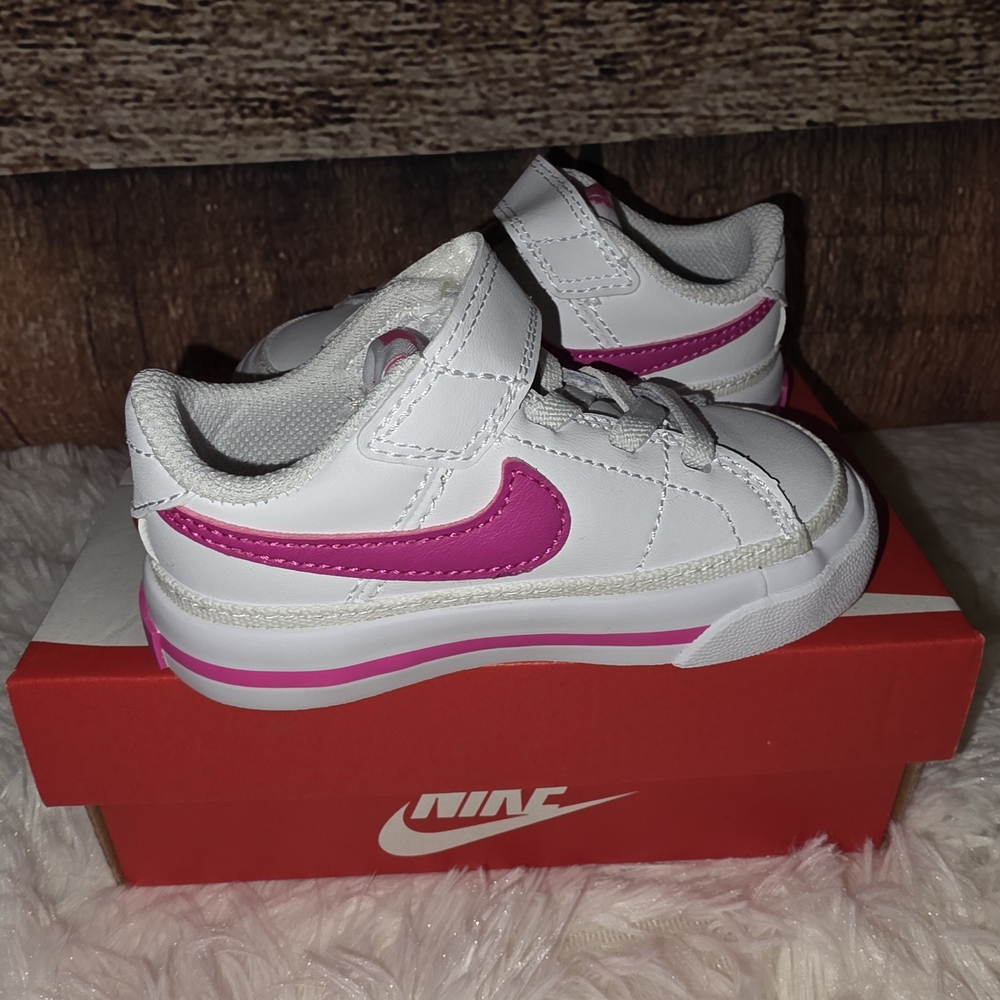Nike Kids Sneakers in White and Fuchsia
